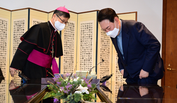 윤석열 대통령 당선인과 서울대교구장 정순택 대주교가 30일 오전 서울 중구 천주교 서울대교구청에서 차담회를 가지고 있다. 2022. 3. 30 정연호 기자