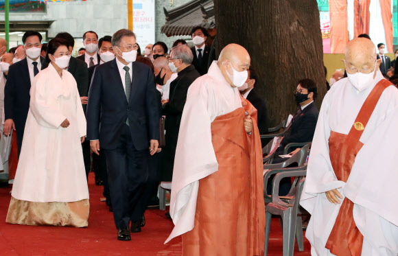 조계종 신임 종정 추대법회 참석한 문재인 대통령 내외