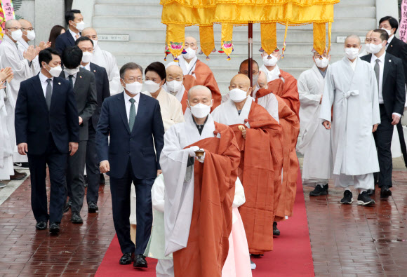 조계종 신임 종정 추대법회 참석한 문재인 대통령 내외