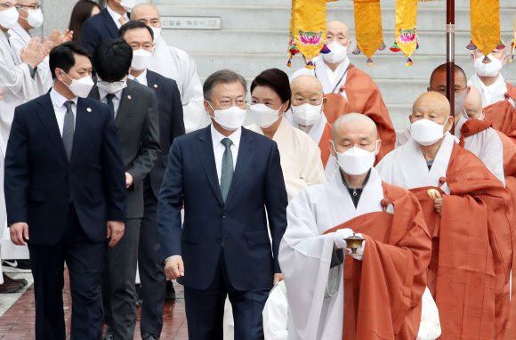 조계종 신임 종정 추대법회 참석한 문재인 대통령 내외