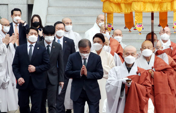 조계종 신임 종정 추대법회 참석한 문재인 대통령 내외