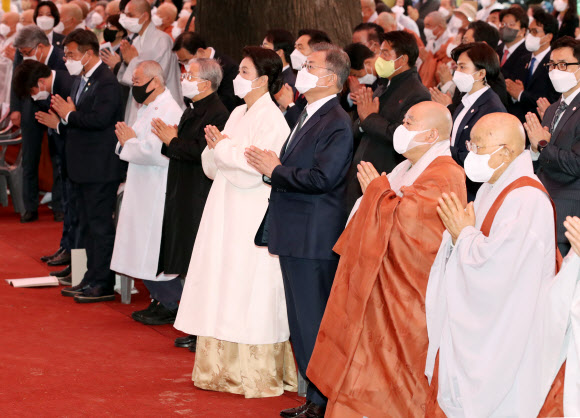 합장하는 문재인 대통령 내외