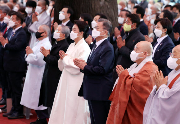 합장하는 문재인 대통령 내외