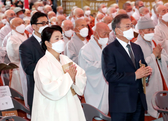 합장하는 문재인 대통령 내외