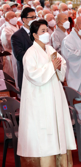 반야심경 봉독하는 김정숙 여사