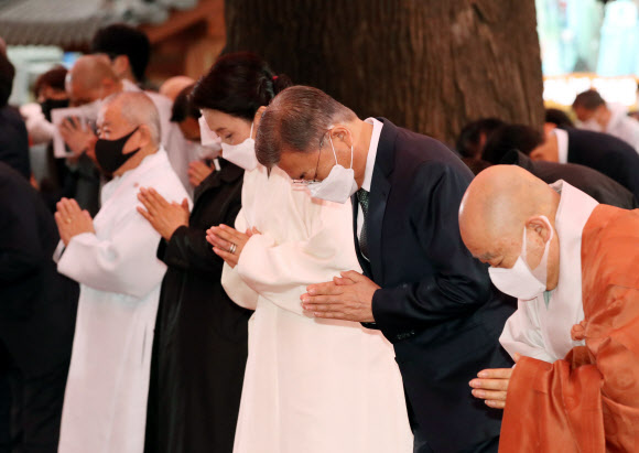 합장 반배하는 문재인 대통령