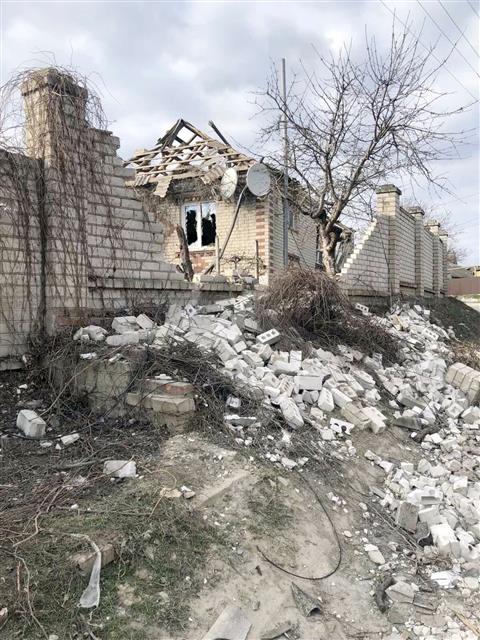 ‘폭격에 허물어진 자택 담벼락’