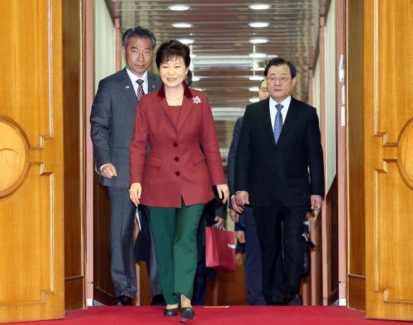 박근혜 전 대통령이 G20, APEC, 아세안정상회의를 마치고 서울공항을 통해 귀국하며 인사하고 있던 모습이다. 2015. 11. 23 안주영 기자