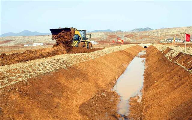 북한 노동당 기관지 노동신문은 31일 “당 중앙위원회 제8기 제4차 전원회의 결정을 높이 받들고 황주긴등물길공사에 참가한 일꾼들과 돌격대원들은 농촌 경리의 물질 기술적 토대를 더욱 강화하기 위한 사업에서 책임과 본분을 다해갈 일념으로 과감한 돌격전을 벌이고 있다”라고 보도했다.  평양 노동신문·뉴스1