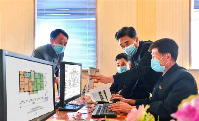 북한 노동당 기관지 노동신문은 31일 “지방건설의 주인은 시, 군들”이라며 “당의 구상을 받들어 지방이 변하는 시대를 힘차게 열어나가자”라고 촉구했다. 사진은 안주시의 설계를 맡은 안주시설계연구소 설계가들.  평양 노동신문·뉴스1