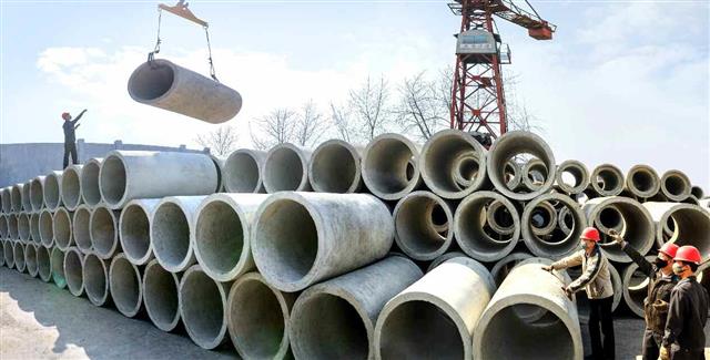 북한 노동당 기관지 노동신문은 31일 “당원의 영예는 지니는 것도 중요하지만 빛내이는 것이 더 중요하다”며 당에서 준 과업의 실천을 강조했다. 사진은 북한 평천부재공장 일꾼들의 모습. 평양 노동신문·뉴스1