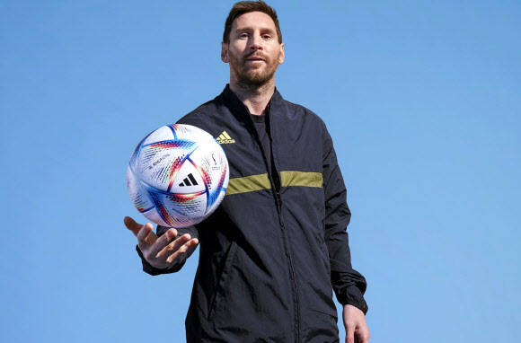 국제축구연맹(FIFA)이 30일(현지시간) 아디다스가 제작한 카타르 월드컵 공인구 ‘알 릴라’의 기능적 특징과 디자인을 홈페이지를 통해 공개했다.  한국의 ‘캡틴’ 손흥민(토트넘)과 리오넬 메시(파리 생제르맹)가 새 공인구 공식 모델로 나섰다. 사진은 알 릴라와 메시. 2022.3.31 아디다스 홈페이지 캡처