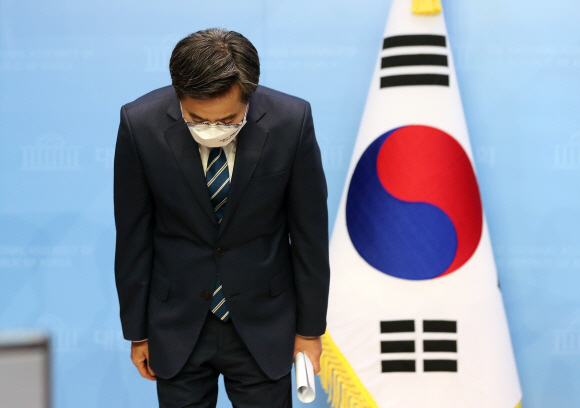 김동연 새로운물결 대표가 31일 오전 서울 여의도 국회 소통관에서 6·1 지방선거 경기도지사 출마 선언 기자회견에 앞서 인사하고 있다.2022. 3. 31  김명국 선임기자