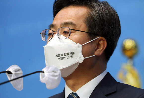 김동연 새로운물결 대표가 31일 오전 서울 여의도 국회 소통관에서 기자회견을 열고 6·1 지방선거 경기도지사 출마를 선언하고 있다. 2022. 3. 31  김명국 선임기자