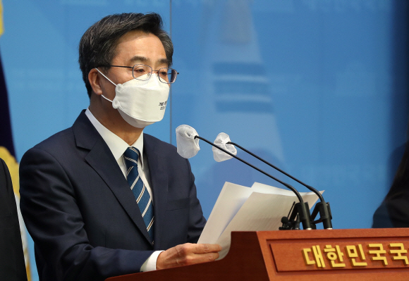 김동연 새로운물결 대표가 31일 오전 서울 여의도 국회 소통관에서 기자회견을 열고 6·1 지방선거 경기도지사 출마를 선언하고 있다. 2022. 3. 31  김명국 선임기자