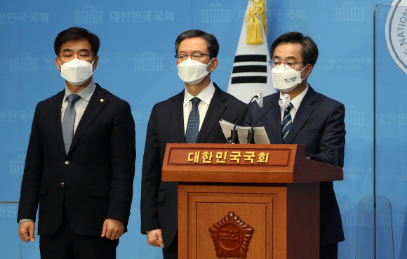 김동연 새로운물결 대표가 31일 오전 서울 여의도 국회 소통관에서 기자회견을 열고 6·1 지방선거 경기도지사 출마를 선언하고 있다. 2022. 3. 31  김명국 선임기자