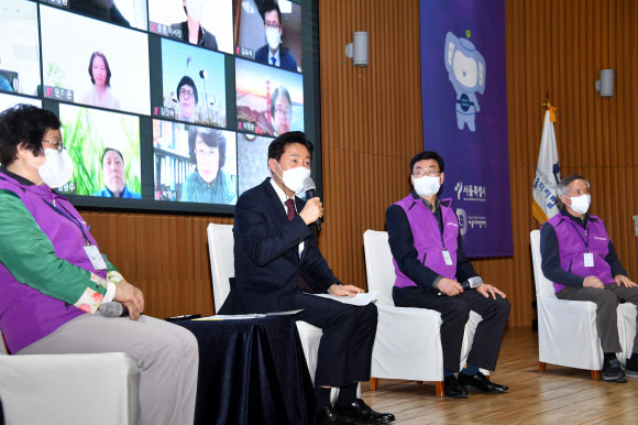 오세훈(왼쪽 두 번째) 서울시장이 31일 열린 ‘어디서나지원단’ 킥오프데이에 참석해 어르신 강사들과 이야기를 나누고 있다. 연합뉴스 
