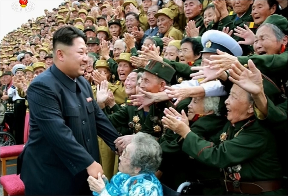 김정은, 전국노병대회 참가자들과 기념사진