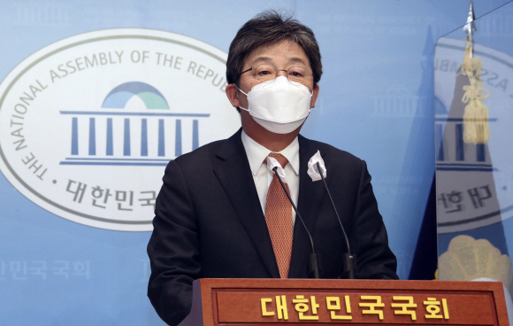 유승민 전 의원이  31일 서울 여의도 국회 소통관에서 6·1 지방선거 경기지사 출마 공식 선언 기자회견을 하고 있다. 2022. 3. 31  김명국 선임기자