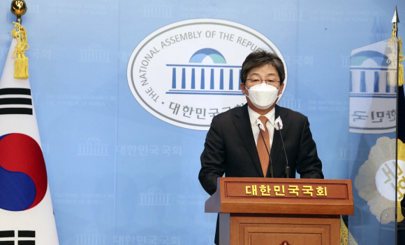 유승민 전 의원이  31일 서울 여의도 국회 소통관에서 6·1 지방선거 경기지사 출마 공식 선언 기자회견을 하고 있다. 2022. 3. 31  김명국 선임기자