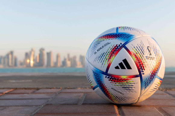 국제축구연맹(FIFA)은 30일(현지시간) 2022 카타르 월드컵 공인구인 ‘알 리흘라’를 공개했다. 아랍어로 ‘여행’을 의미하는 이름이 붙은 이 공은 독일 아디다스가 제작했고, 카타르 문화와 건축물, 국기 등이 디자인에 반영됐다. FIFA는 이 공이 그간 사용된 공인구 가운데 체공 속도가 가장 빠를 것이라고 발표했다. AFP 연합뉴스