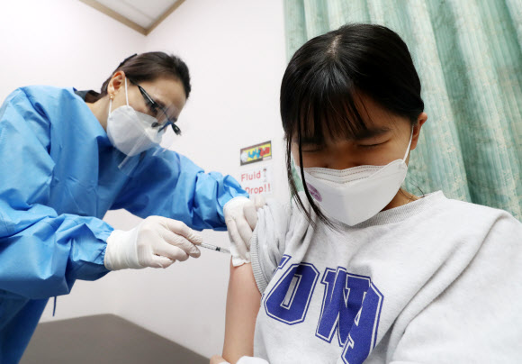 광주 북구 한 병원에서 어린이가 유효성분이 기존 백신보다 3분의1인 소아용 화이자 백신을 맞고 있다. 광주 연합뉴스