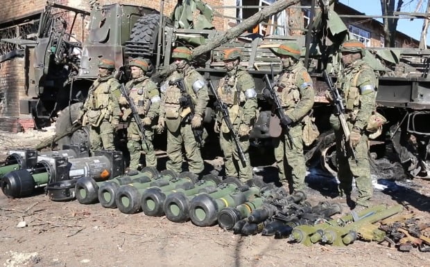 우크라이나 수도권 키이우(키예프) 지역에서 러시아 군인들이 노획한 서방 제공 무기들을 전시해 놓고 그 뒤에 도열해 있다. 연합뉴스