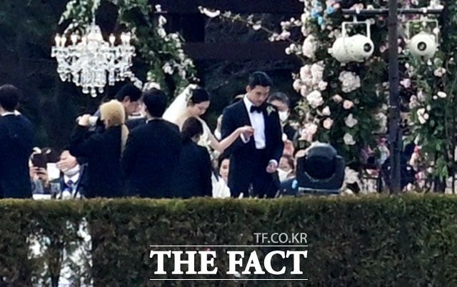 배우 현빈과 손예진이 31일 오후 서울 광진구 그랜드워커힐 호텔 애스톤하우스에서 결혼식을 올리고 있다. 더팩트 제공