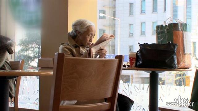 2010년 12월 방송에 소개된 ‘맥도날드 할머니’ 권모(당시 70세)씨의 생전 모습. 매일 서울 정동 맥도날드 햄버거 매장에 나타나 새우잠을 자고 영자신문을 읽는 생활로 화제가 됐다. 고인은 2013년 무연고 변사자인 채로 사망했다. SBS 방송화면 캡처