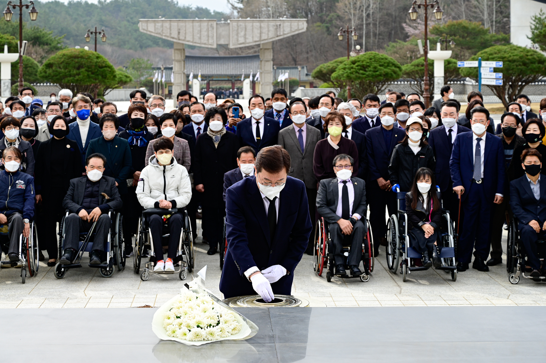 이용섭 예비후보가 지난달 31일 예비후보 등록을 하고 국립5.18민주묘지를 찾아 참배하고 있다.