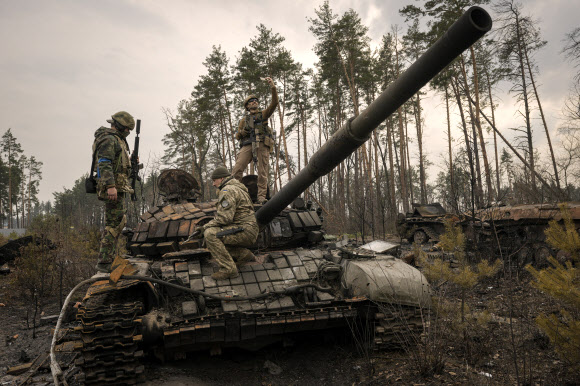 러군 탱크 올라 ‘셀카’ 찍는 우크라 병사