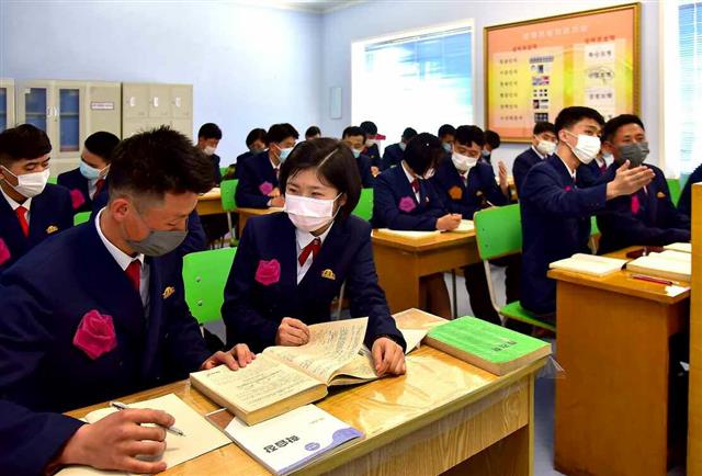 “새 학년도 시작”…마스크 쓰고 수업 듣는 북한 학생들