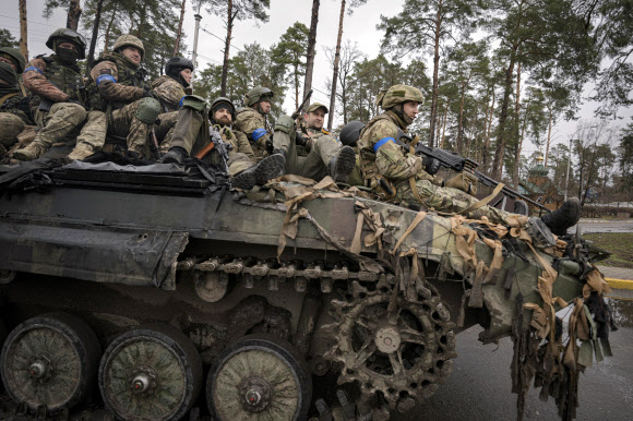 2일(현지시간) 전투 차량에 탄 우크라이나 군인들이 키이우 외곽을 지나고 있다. 키이우 AP 연합뉴스
