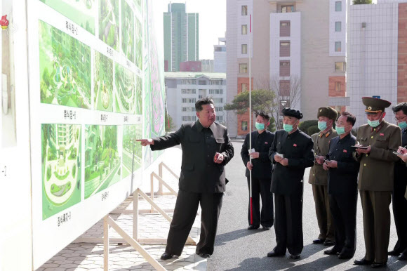 김정은 북한 국무위원장이 완공된 평양 보통강변 주택지구를 시찰했다고 조선중앙TV가 3일 보도했다. 조선중앙TV 화면·연합뉴스