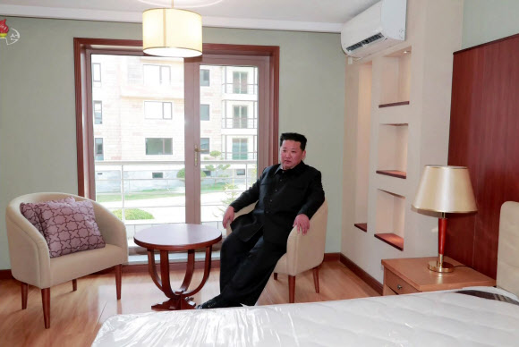 김정은 북한 국무위원장이 완공된 평양 보통강변 주택지구를 시찰했다고 조선중앙TV가 3일 보도했다. 조선중앙TV 화면·연합뉴스