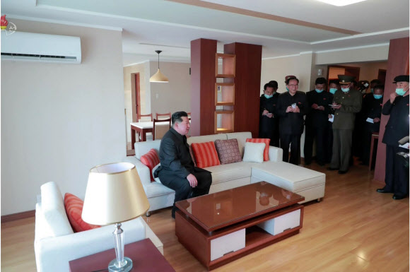 김정은 북한 국무위원장이 완공된 평양 보통강변 주택지구를 시찰했다고 조선중앙TV가 3일 보도했다. 조선중앙TV 화면·연합뉴스