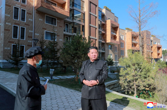 김정은 북한 국무위원장은 완공된 평양 보통강변 주택지구를 시찰했다고 조선중앙통신이 3일 보도했다.2022.4.3  평양 조선중앙통신·연합뉴스
