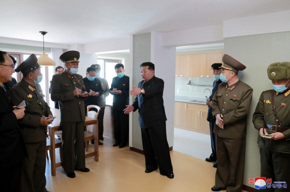 김정은 북한 국무위원장은 완공된 평양 보통강변 주택지구를 시찰했다고 조선중앙통신이 3일 보도했다.2022.4.3  평양 조선중앙통신·연합뉴스