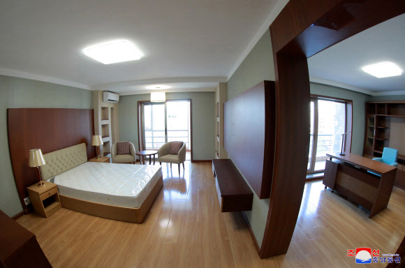 김정은 북한 국무위원장은 완공된 평양 보통강변 주택지구를 시찰했다고 조선중앙통신이 3일 보도했다.사진은 주택 내부모습.2022.4.3  평양 조선중앙통신·연합뉴스