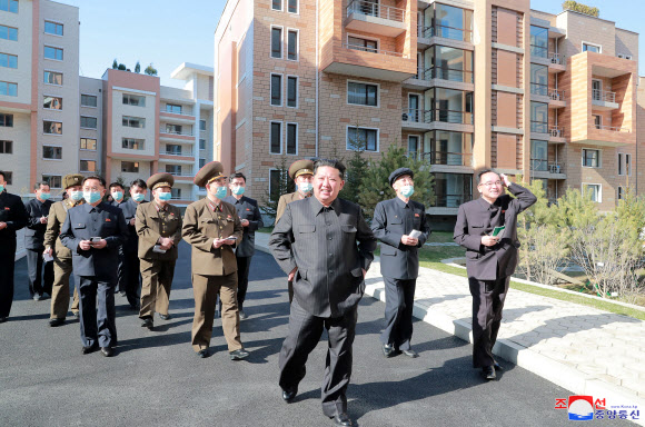 김정은 북한 국무위원장은 완공된 평양 보통강변 주택지구를 시찰했다고 조선중앙통신이 3일 보도했다.2022.4.3  평양 조선중앙통신·연합뉴스