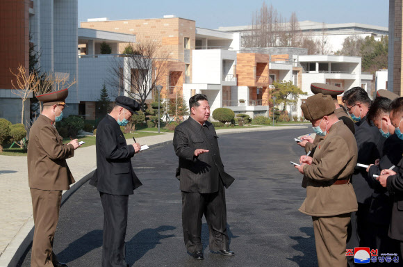 김정은 북한 국무위원장은 완공된 평양 보통강변 주택지구를 시찰했다고 조선중앙통신이 3일 보도했다.2022.4.3  평양 조선중앙통신·연합뉴스