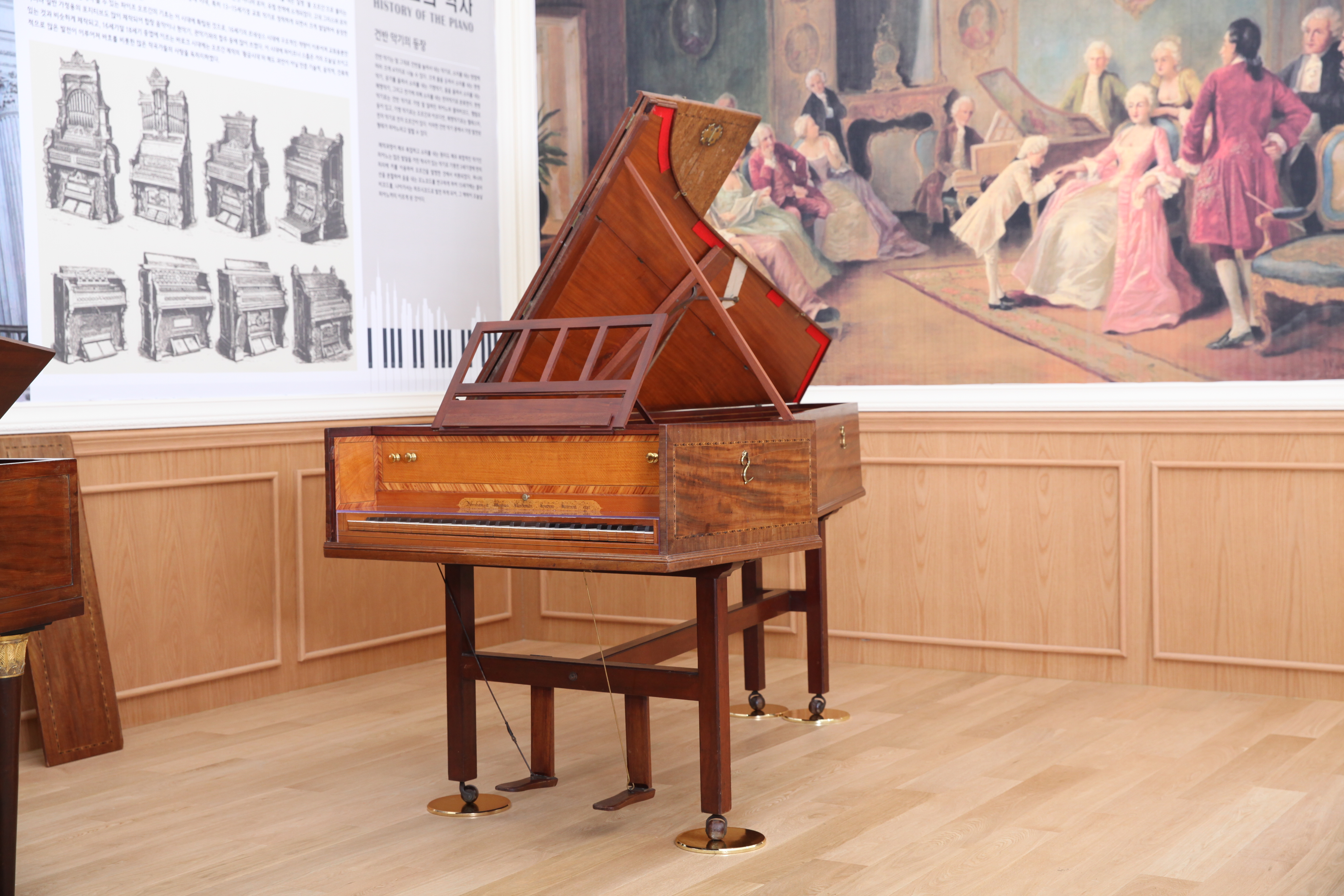 제주 서귀포시 세계자동차&피아노박물관이 소장하고 있는 국내 유일 18세기 오리지널 하프시코드. 1792년 영국 장인 에이브러햄 커크먼과 그의 아들 조지프가 제작했다.  세계자동차&피아노박물관 제공  