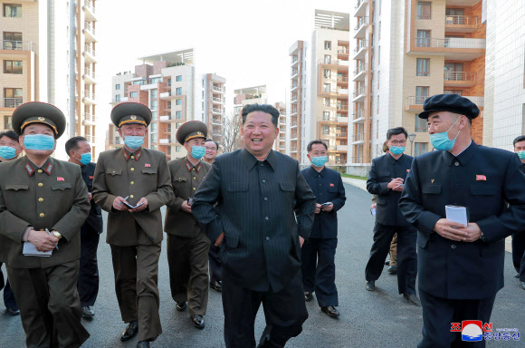 김정은 북한 국무위원장은 완공된 평양 보통강변 주택지구를 시찰했다고 조선중앙통신이 3일 보도했다.2022.4.3  평양 조선중앙통신·연합뉴스