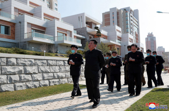 김정은 북한 국무위원장은 완공된 평양 보통강변 주택지구를 시찰했다고 조선중앙통신이 3일 보도했다.2022.4.3  평양 조선중앙통신·연합뉴스