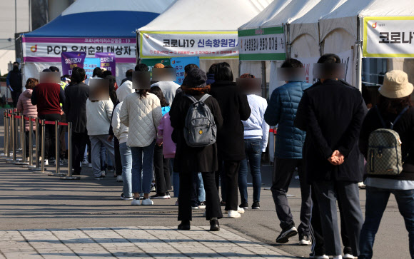 3일 서울 중구 서울역 코로나19 임시선별검사소를 찾은 시민들이 신속 항원검사 및 PCR 검사를 위해 차례를 기다리고 있다. 연합뉴스