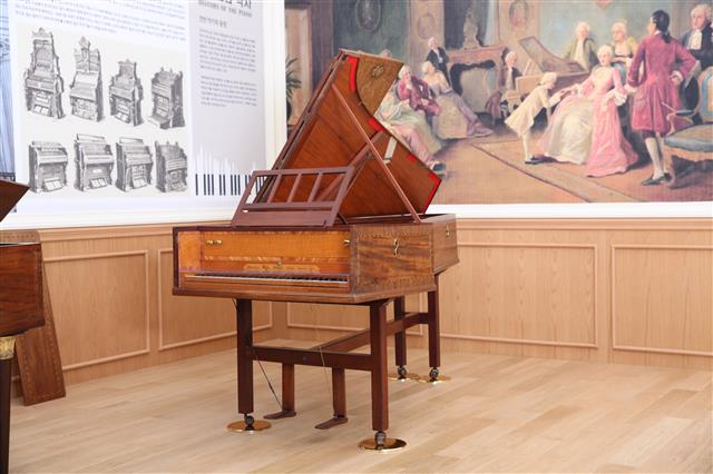 제주 서귀포 세계자동차&피아노박물관이 소장하고 있는 18세기 하프시코드. 1792년 영국에서 제작됐다. 세계자동차&피아노박물관 제공