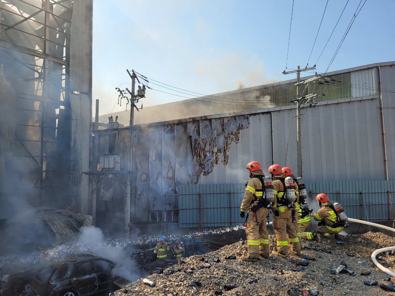 4일 오전 9시 7분쯤 울산 남구 황성동 A산업에서 불이 났다. 소방대원들이 잔불 정리를 하고 있다. 울산소방본부 제공