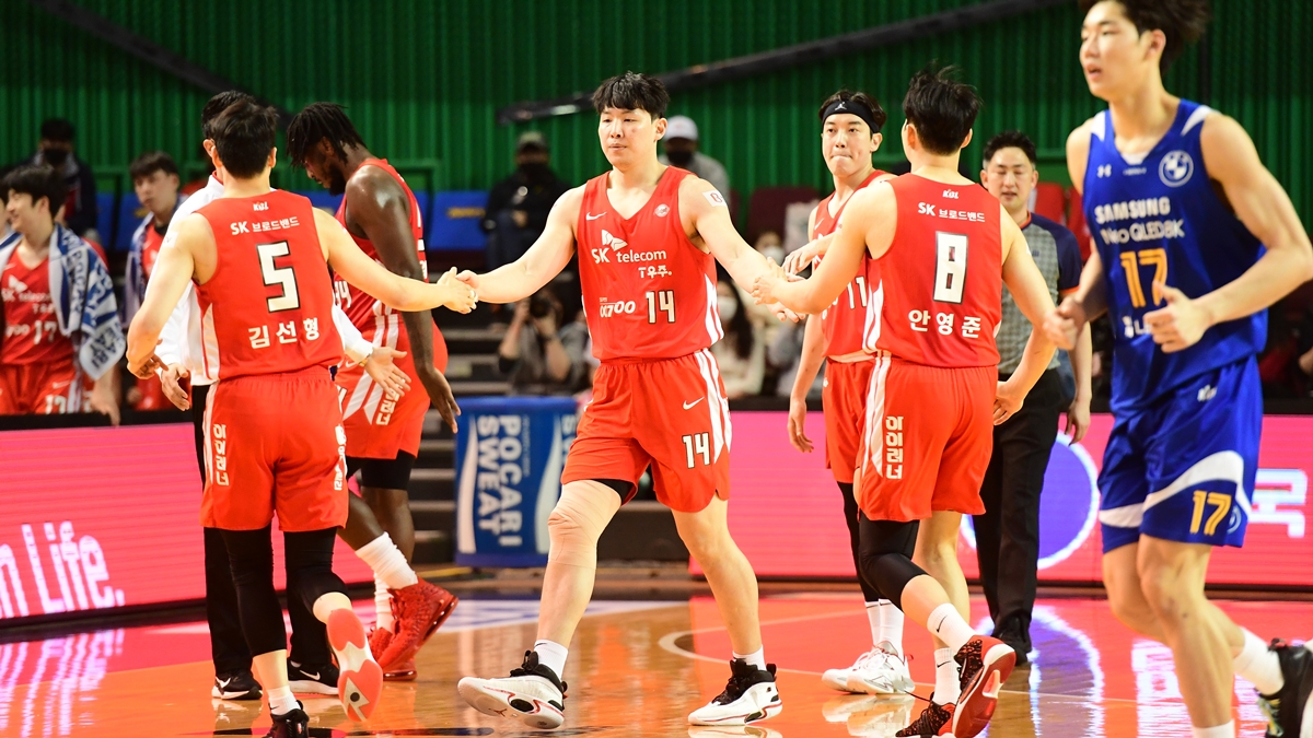 서울 SK 선수들이 4일 잠실실내체육관에서 열린 2021~22 남자프로농구 서울 삼성과의 경기에서 하이파이브를 하고 있다. KBL 제공
