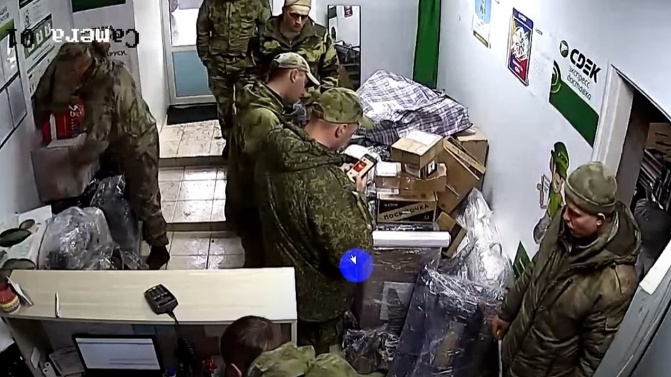 약탈품을 집으로 부치는 러시아 군인들. 2022.04.05 우크라이나 국방부 공식 트위터