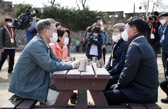 문재인 대통령과 부인 김정숙 여사가 5일 서울 북악산 청운대 쉼터에 도착해 참석자들과 커피를 마시며 휴식하고 있다.2022. 4. 5 박지환 기자